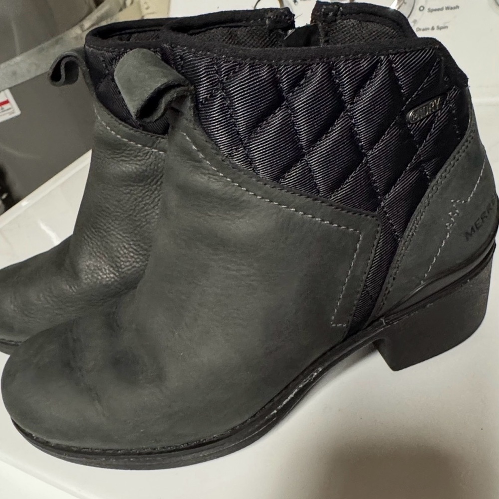Merrell Women's black  Quilted Ankle Boot size 7